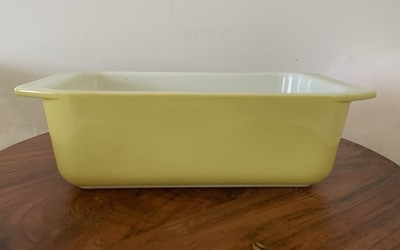 Vintage Pyrex Yellow 913 Loaf Pan (8 1/2 x 4 1/2 x 2 1/2)