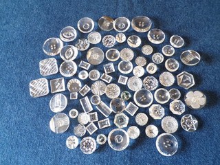 76 BOUTONS ANCIENS VERRE TRANSPARENT