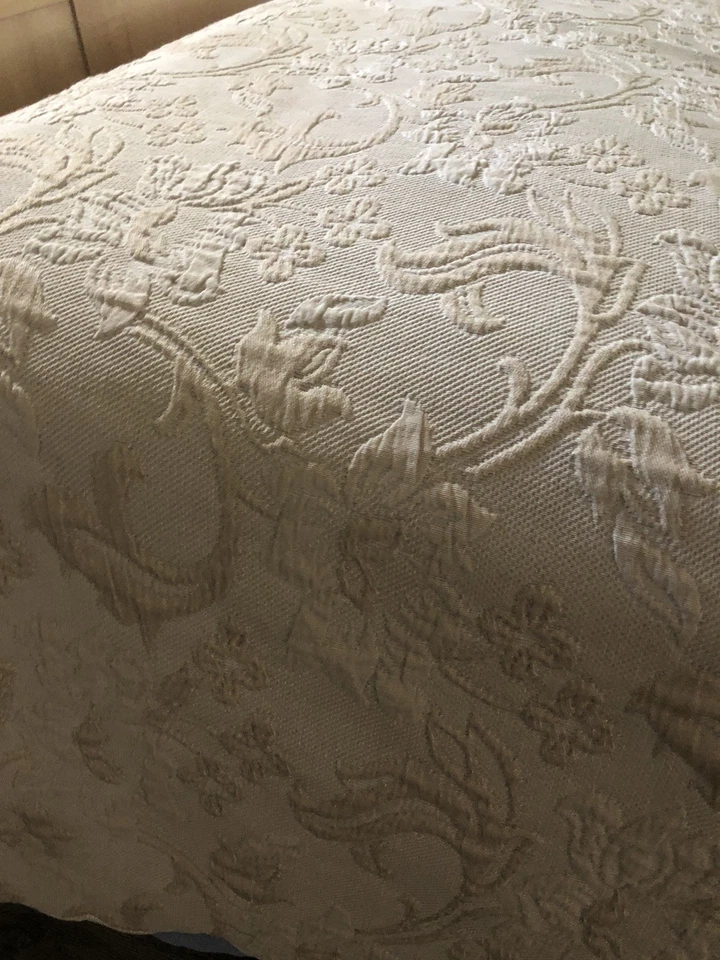 "Cubierta matelasse beige colcha completa floral en relieve 82x92"" vieira usada en excelente estado" Foto 3 de 4