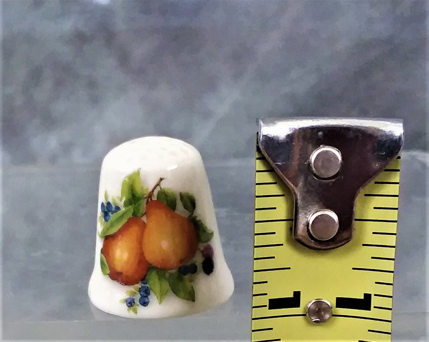 COLLECTIBLE GIMBELS THIMBLES CERAMIC THIMBLE WITH FRUIT IN THE ORIGINAL
