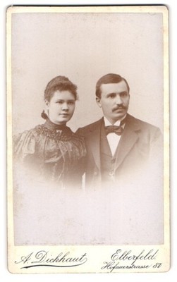 Fotografie A. Dickhaut, Elberfeld, Hofauerstrasse 87, Portrait junges Paar in e 