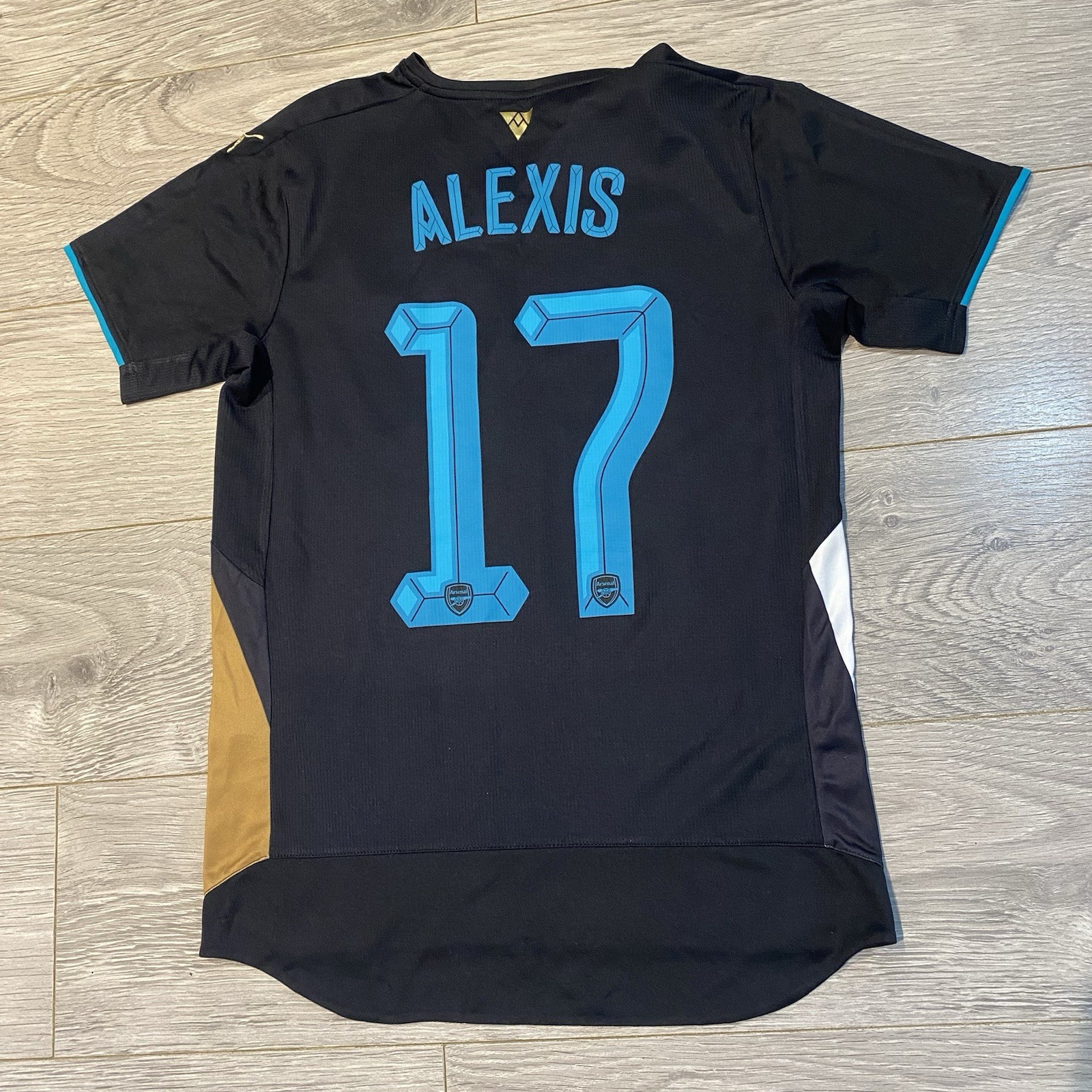 Arsenal 2015/16 Third Shirt with Alexis 17 on the back