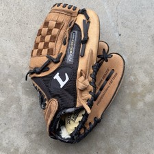 Louisville Slugger Genesis 1884 GEN1050BM 10.5  Youth Baseball Glove RHT CLEAN