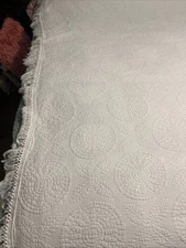 VTG Bates Queen Elizabeth Bedspread 100 x 84 pure whiteMedallion fringe quality 