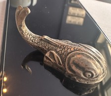 ANTICO SCUOTITORE SALE IN ARGENTO 800 marcato a forma di delfino pesce