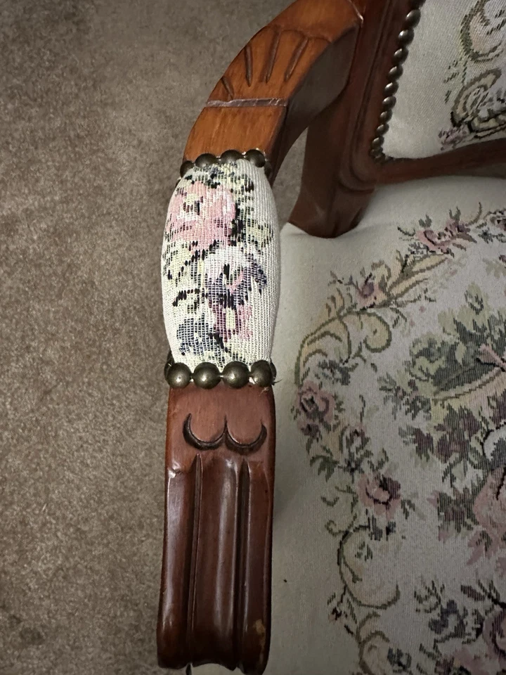 Antigua silla lateral tapizada victoriana tallada en nogal de la década de 1870 tapiz floral Foto 4 de 4