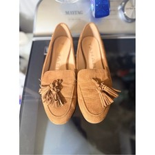 Tahari Girl Alessia Womens Size 8 Tan Micro Suede Tassel Loafers Flats