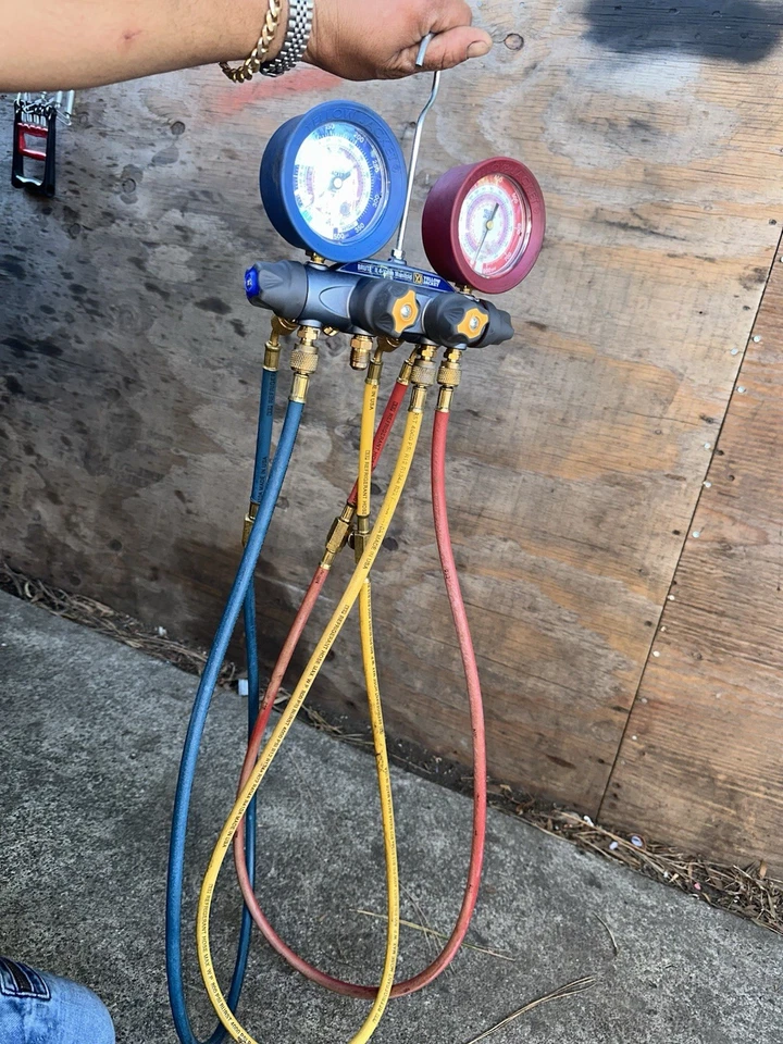 Colector de 4 válvulas Yellow Jacket 46010 Brute II con mangueras para carga de prueba Foto 2 de 4