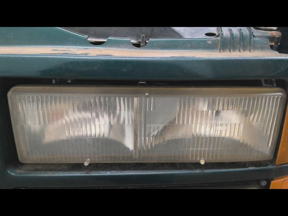 Conjunto de faros izquierdos usados se adapta a: 1999 Gmc Suburban 2500 compuesto izquierdo grado A Foto 2 de 4