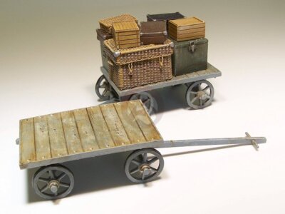 Plus Model 1/35 Railroad Baggage Cart (2 trolleys, 1 empty 1 full w/Luggage) 207