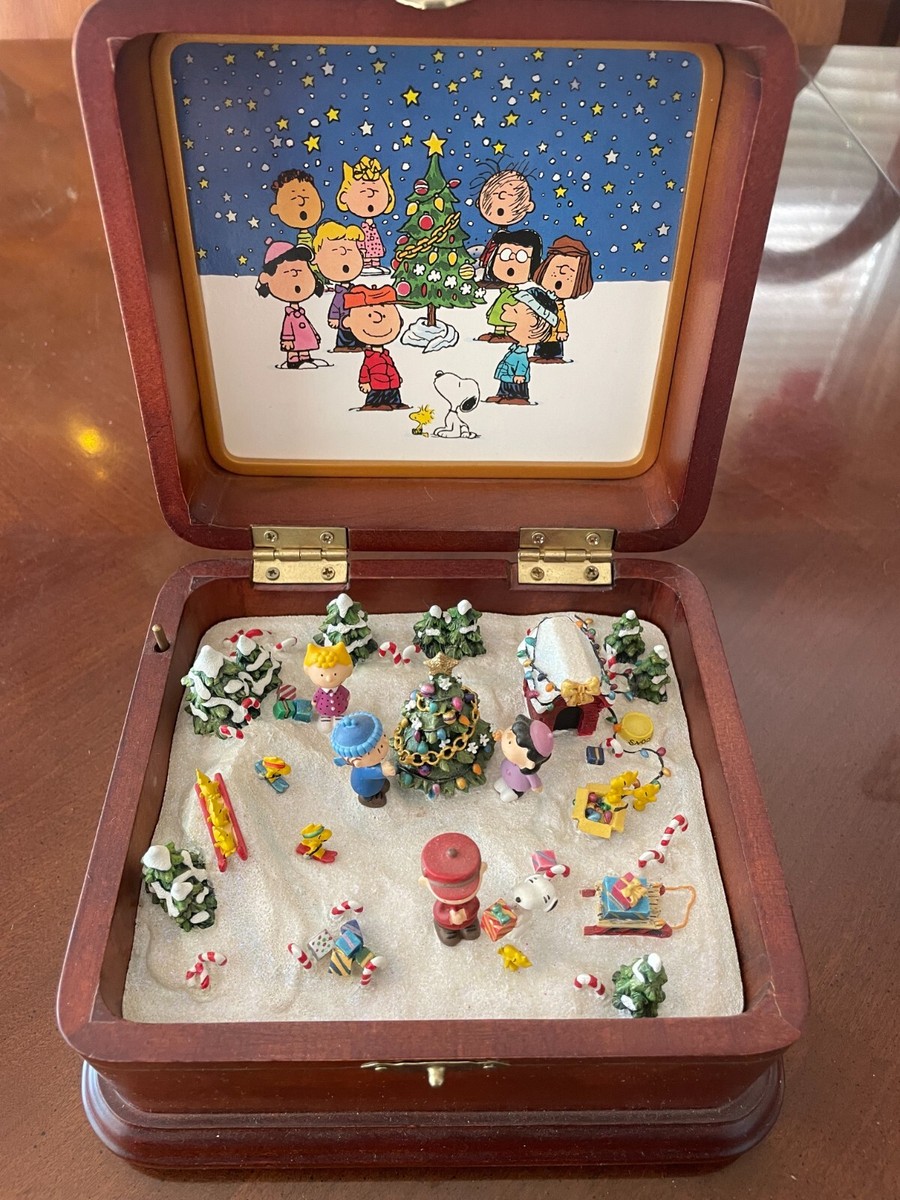 Danbury Mint The Peanuts Christmas Music Box Hark the Herald
