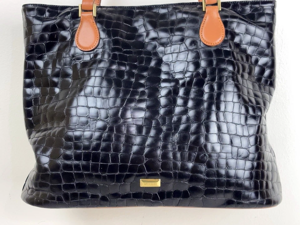 Bolso de hombro Moschino de cuero negro cocodrilo en relieve con asa marrón Italia usado en excelente estado Foto 2 de 4