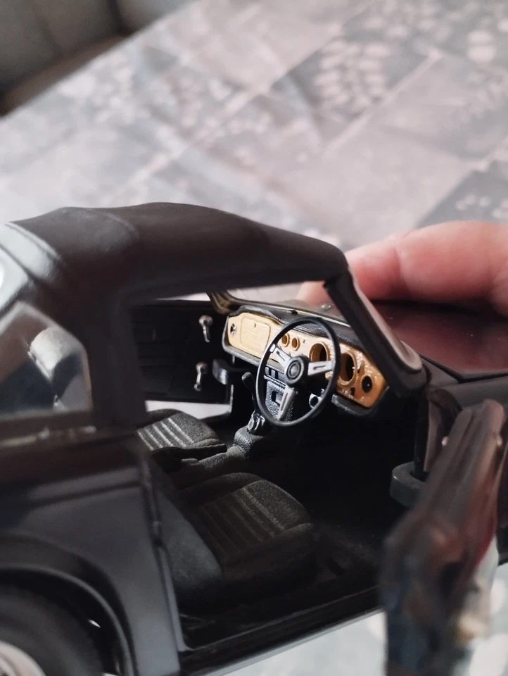  Triumph Tr6 Modellauto (vermutlich 1:18)  von 1974 in schwarz - Bild 4 von 4