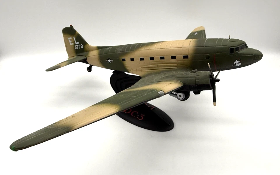 Modelo de avión fundido a presión Ertl Douglas DC-3 AC-47D "Spooky" Foto 3 de 4