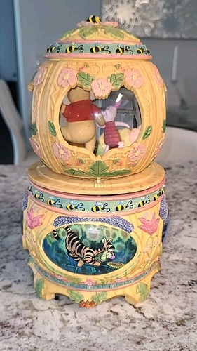 Beautiful Disney Winnie The Pooh Rotating Snow Globe Music Box - Picture 5 of 7