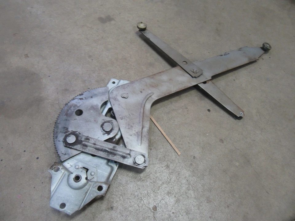 Oldsmobile Cutlass Brougham 1977 puerta interior ventana eléctrica mecanismo regulador PF Foto 3 de 3