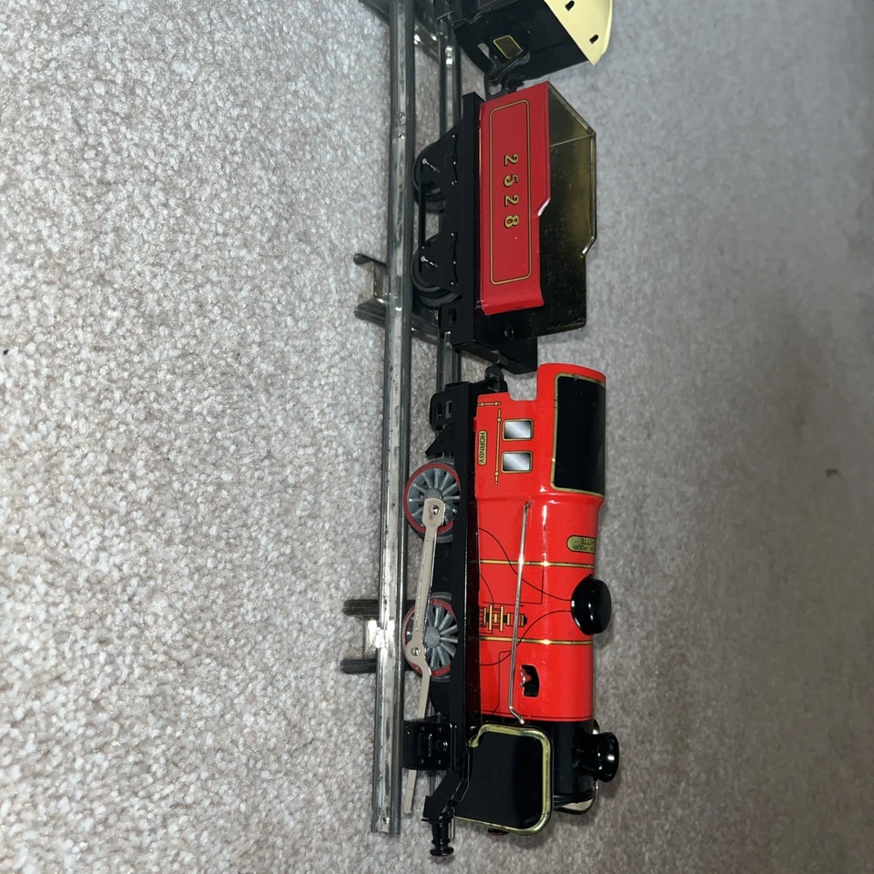 O Gauge French HORNBY / HACHETTE - 0-4-0 Clockwork Locomotive & Coaches - Image 3 of 4