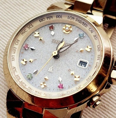 Limitierte Seiko Lukia Kotrip NY Edition Radio Solar Titanium Gold Dial Damenuhr