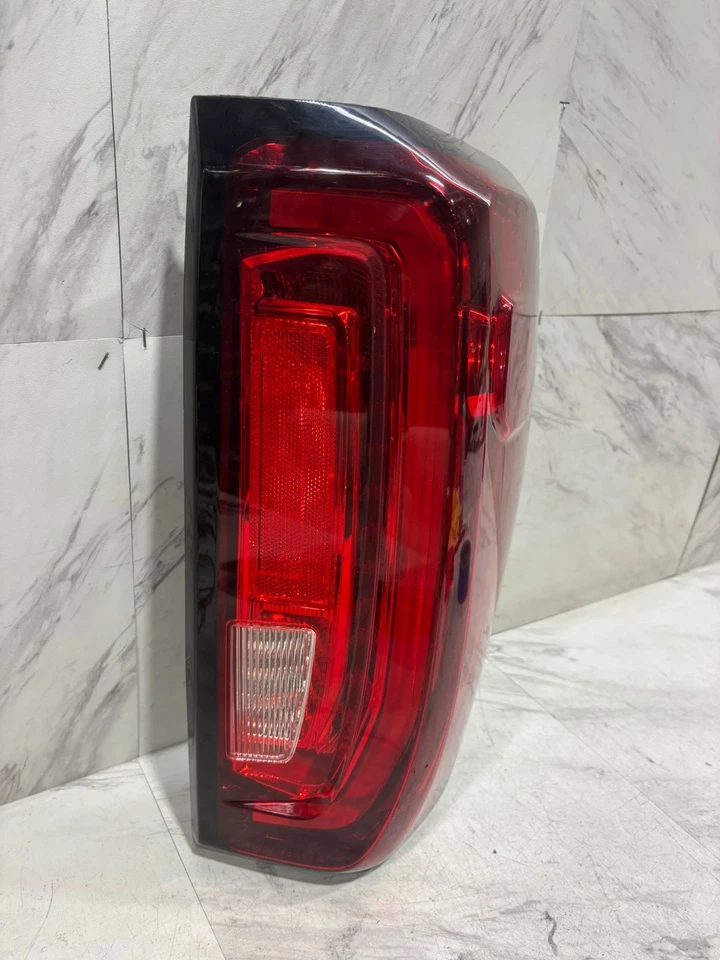 GMC SIERRA 1500 2019-2023 luz trasera exterior OEM lado del pasajero derecho LED 84831183 Foto 4 de 4