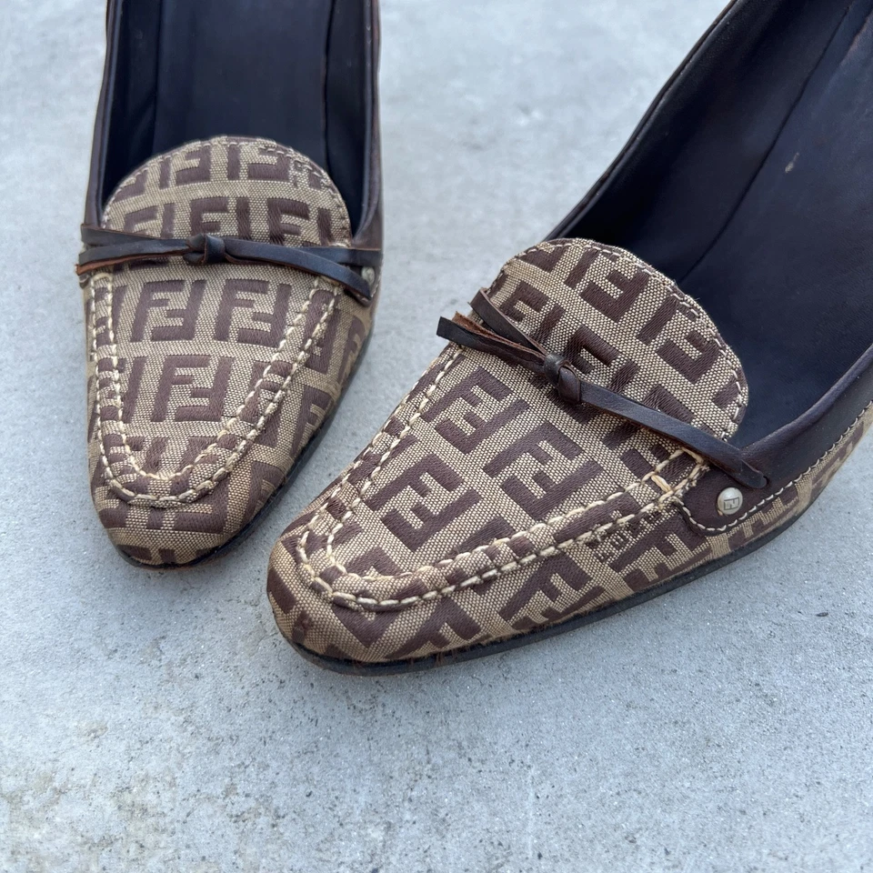 Fendi | Auténticos zapatos de salón vintage con monograma FF de cuero cinta de lona marrón (37) Foto 3 de 4