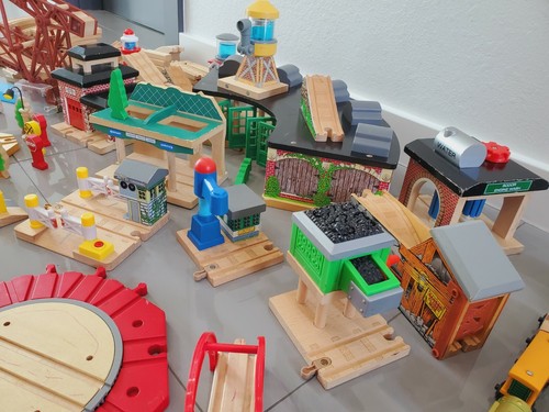HUGE amount of Thomas the Tank Engine trains, tracks buildings LOT of 282 - Picture 10 of 12
