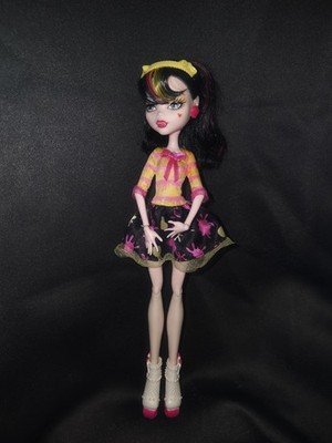 Monster High Art Class Draculaura Modepuppe BESCHREIBUNG LESEN 