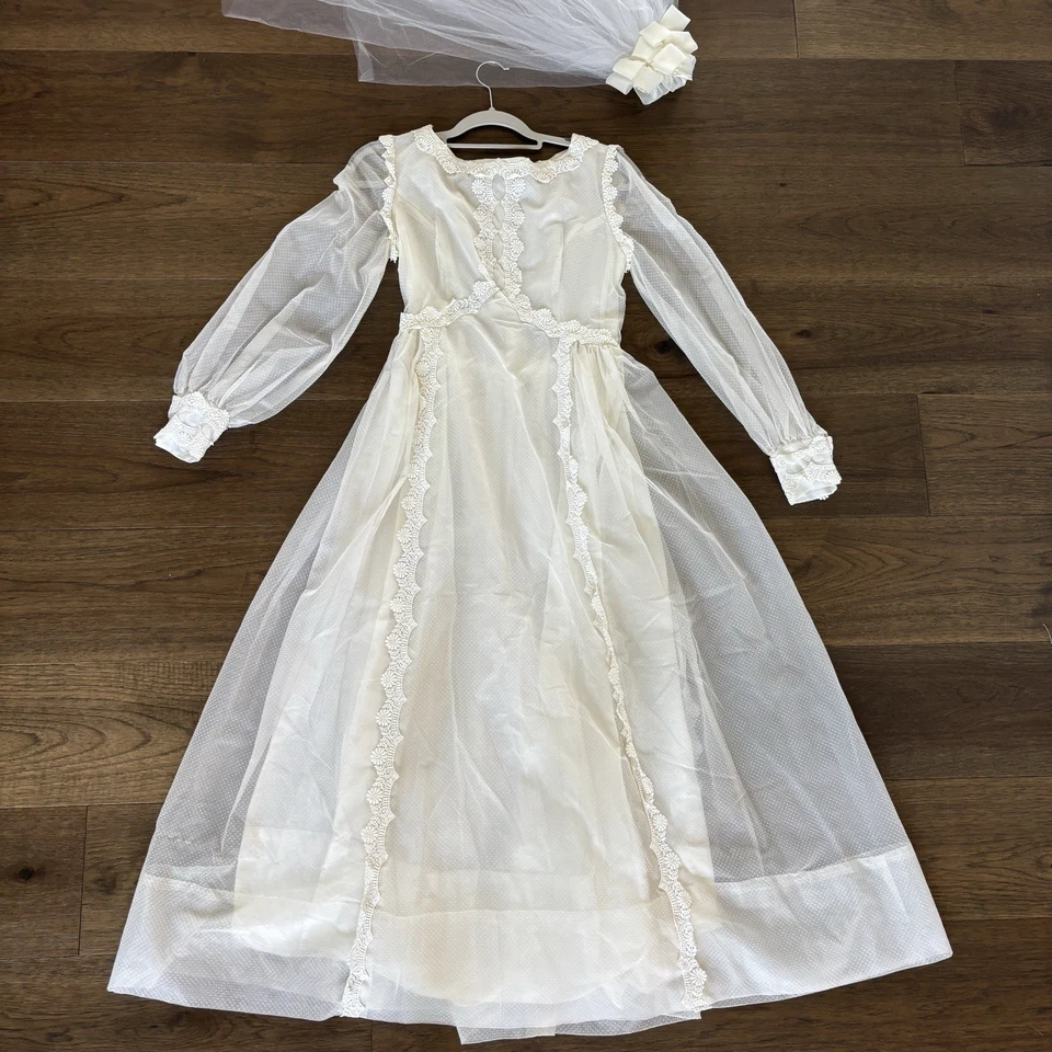 Vintage 1960s Wedding Dress Swiss Dot Organza Floral Button Sleeve with Veil - Image 2 of 4