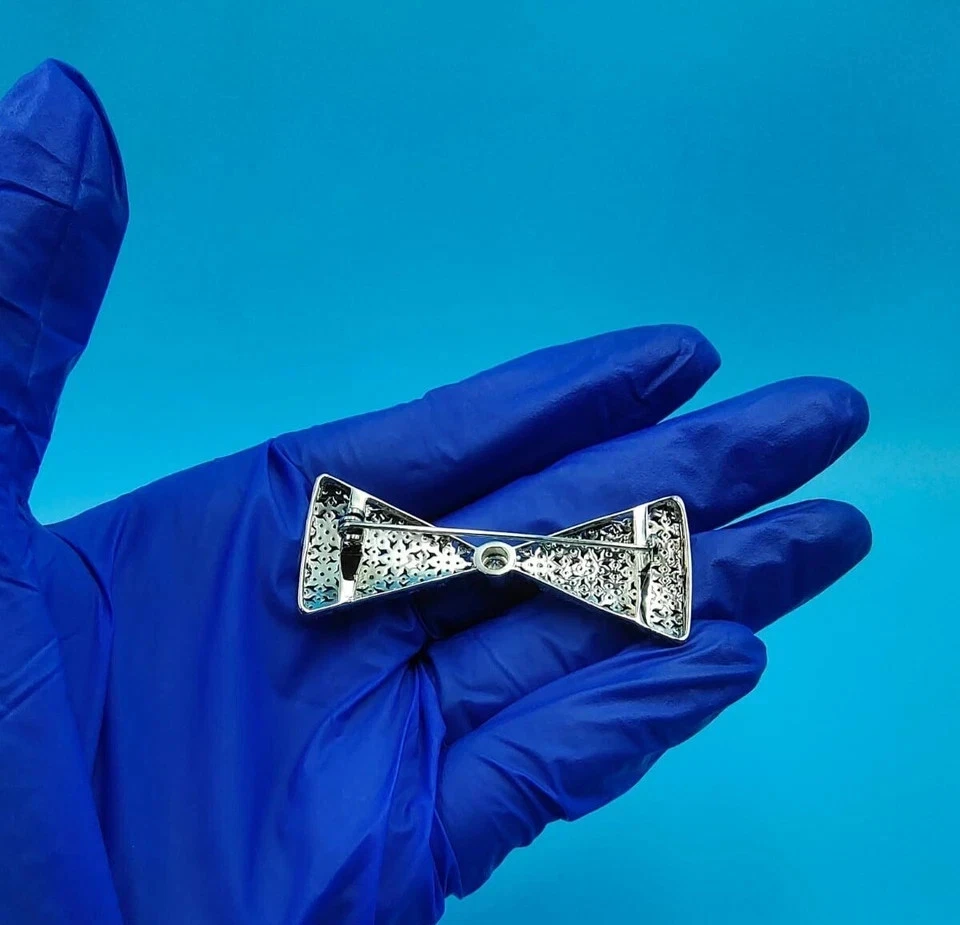 Precioso broche racimo de 2 quilates redondo diamante simulado chapado en oro blanco de 14 quilates Foto 2 de 4