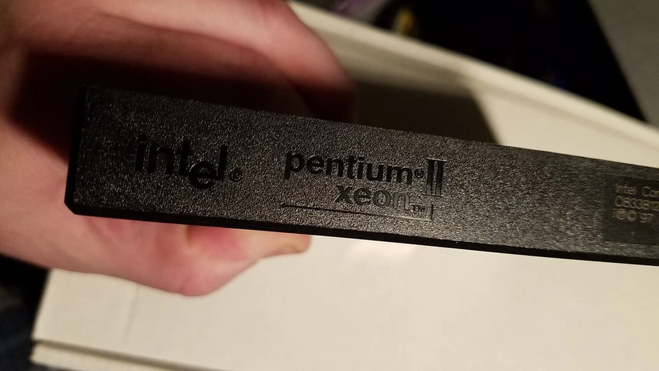 Super Rare Intel Pentium 2 II Xeon Q779ES Engineering Samp Prototype Collectible - Image 3 of 4