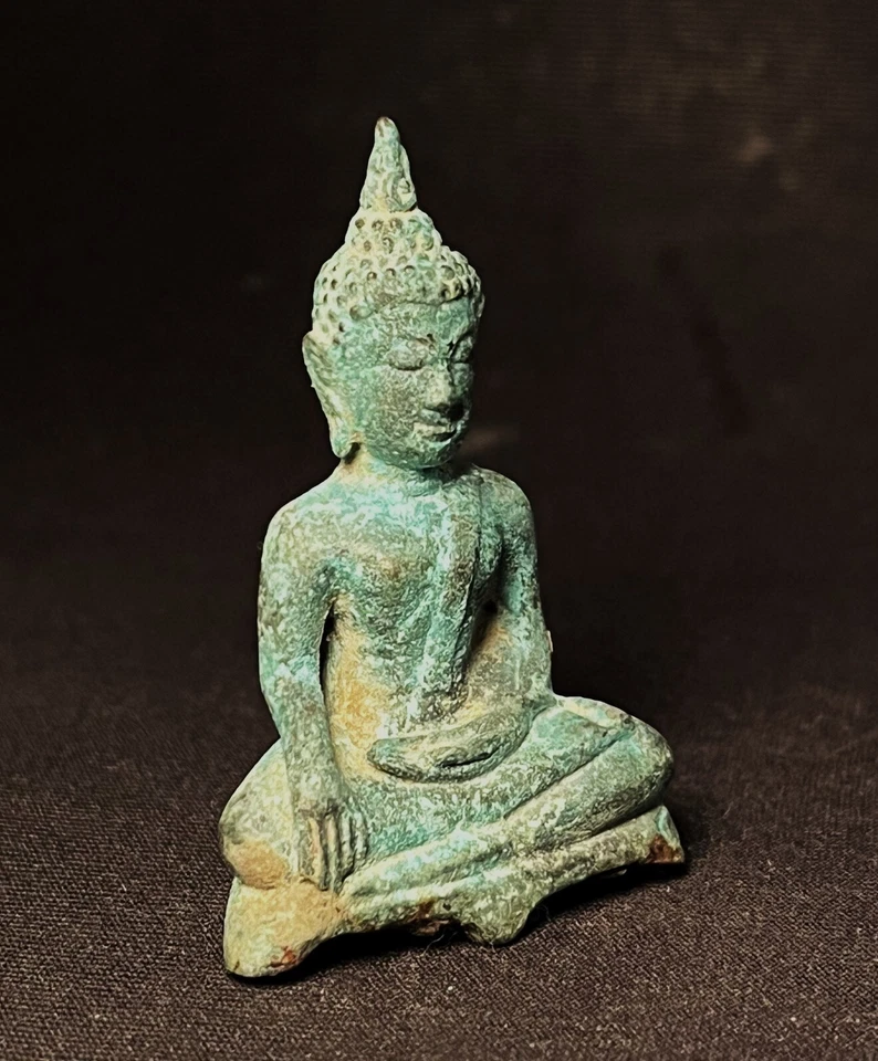 ANTIGUO AMULETO DE BUDA TAILANDÉS BRONCE, PHRA CHIANG SAEN (Sing 3) BASE DE 3 PATAS Foto 3 de 4