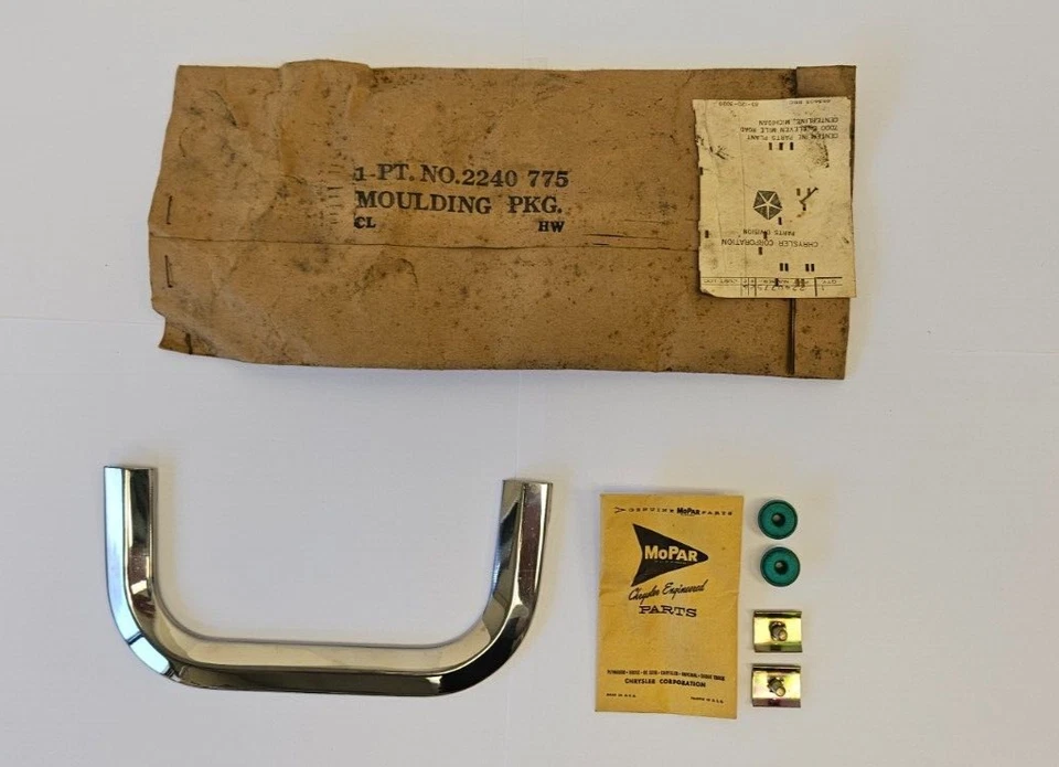 Plymouth Fury 1961 tapa maletero delantero superior cromo moldura 2240775 nuevo de Lote Antiguo Foto 3 de 4