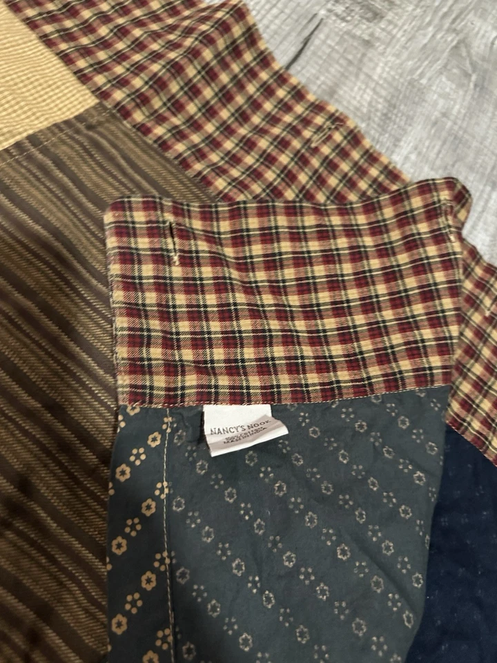 Cortina de ducha Nancy’s Nook primitiva a cuadros con retazos en muy buen estado Foto 3 de 3