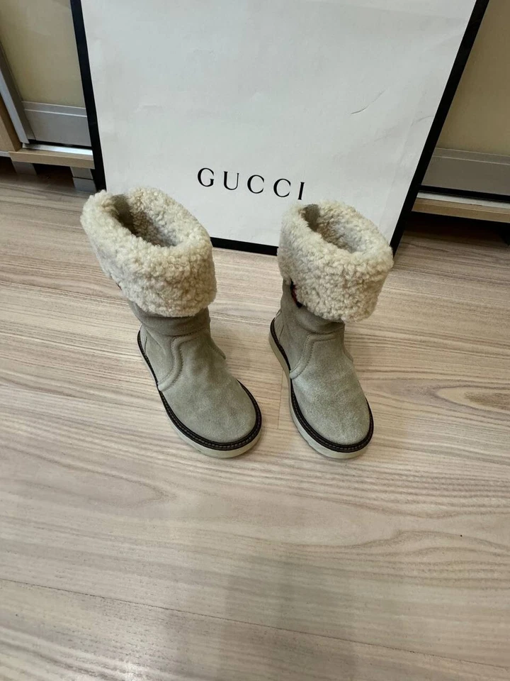 古驰儿童女孩米色麂皮绒靴带盒 27 美码 10.5 — 第 4/4 张图片