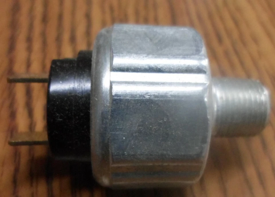 Interruptor de freno de semáforo NORS se adapta a 46 47 48 49 50 51 52 53 55 Early 58 Renault Foto 2 de 4