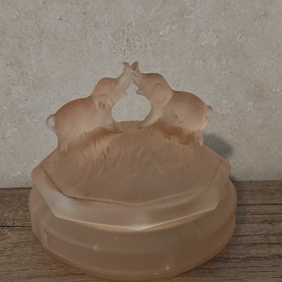 Vintage L.E. Smith powder jar Kissing Elephants
