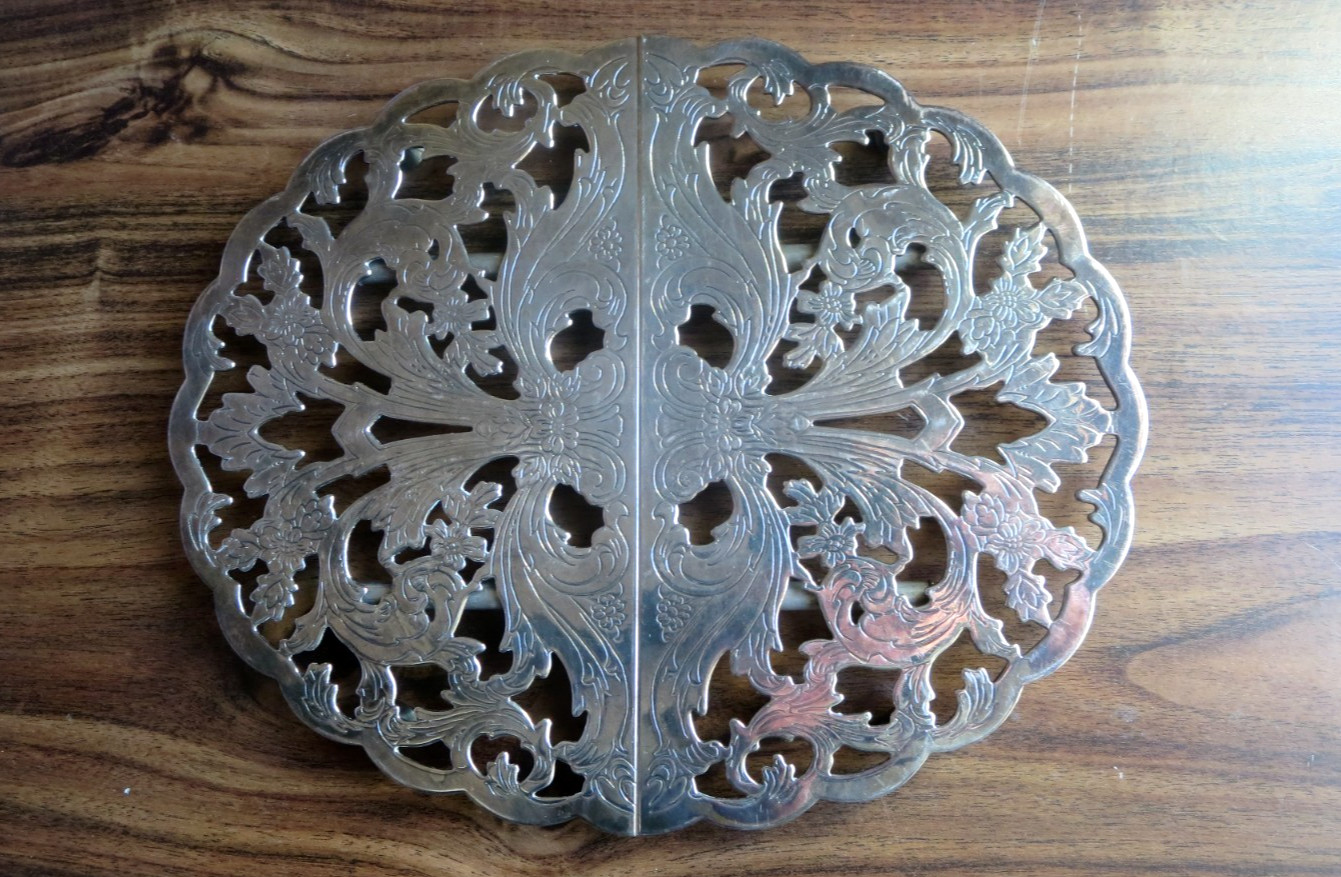 'Lunt' Silverplate Vintage Trivet, Expandable to 13 1/2 inches, has rubber feet 