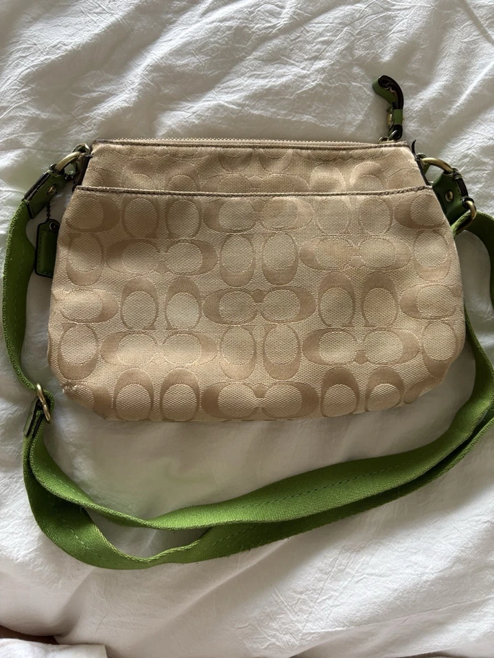 Bolso Bandolera Coach Kids Amapola en Caqui y Verde A03 Foto 3 de 4