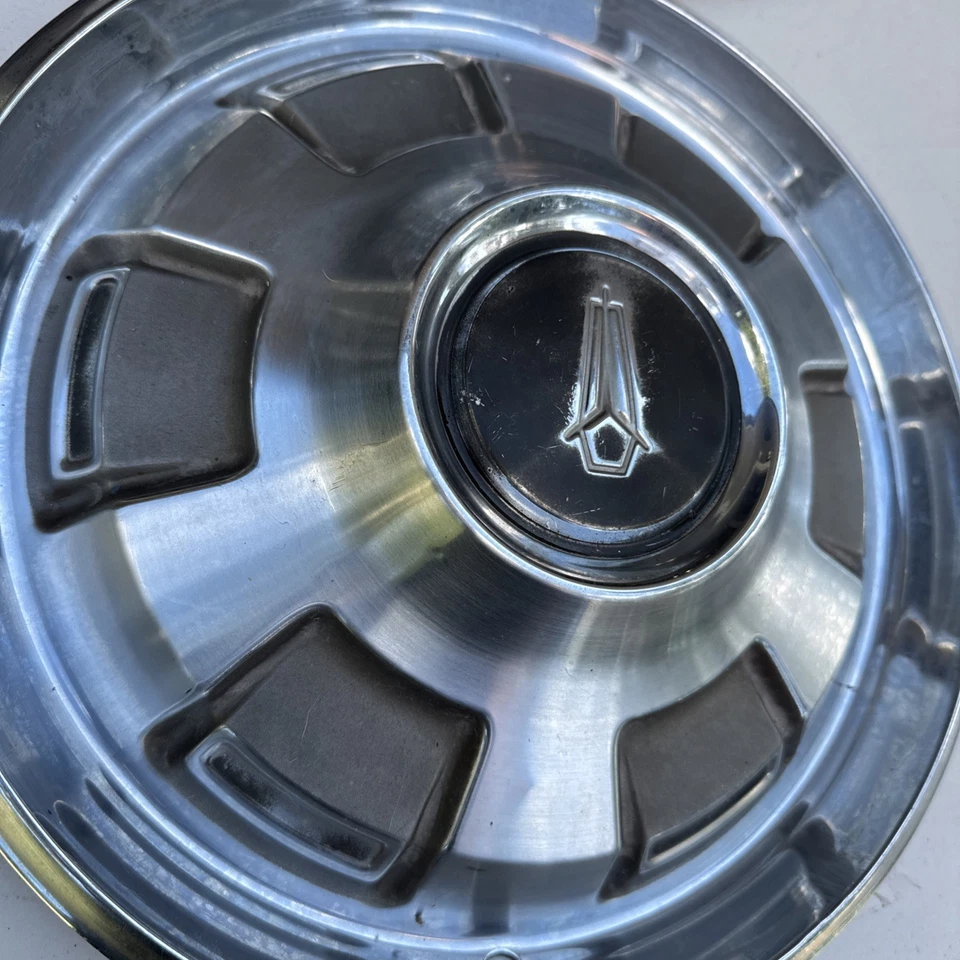 67 68 69 普利茅斯库达梭子鱼原装 14 英寸轮毂盖 — 第 2/4 张图片