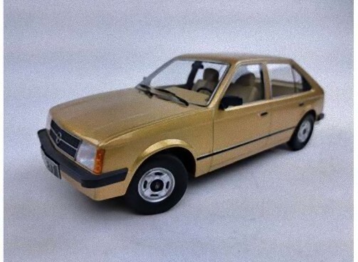 Opel Kadett D 1/18 métal Triple 9 résout le manque de détails des miniatures plastiques