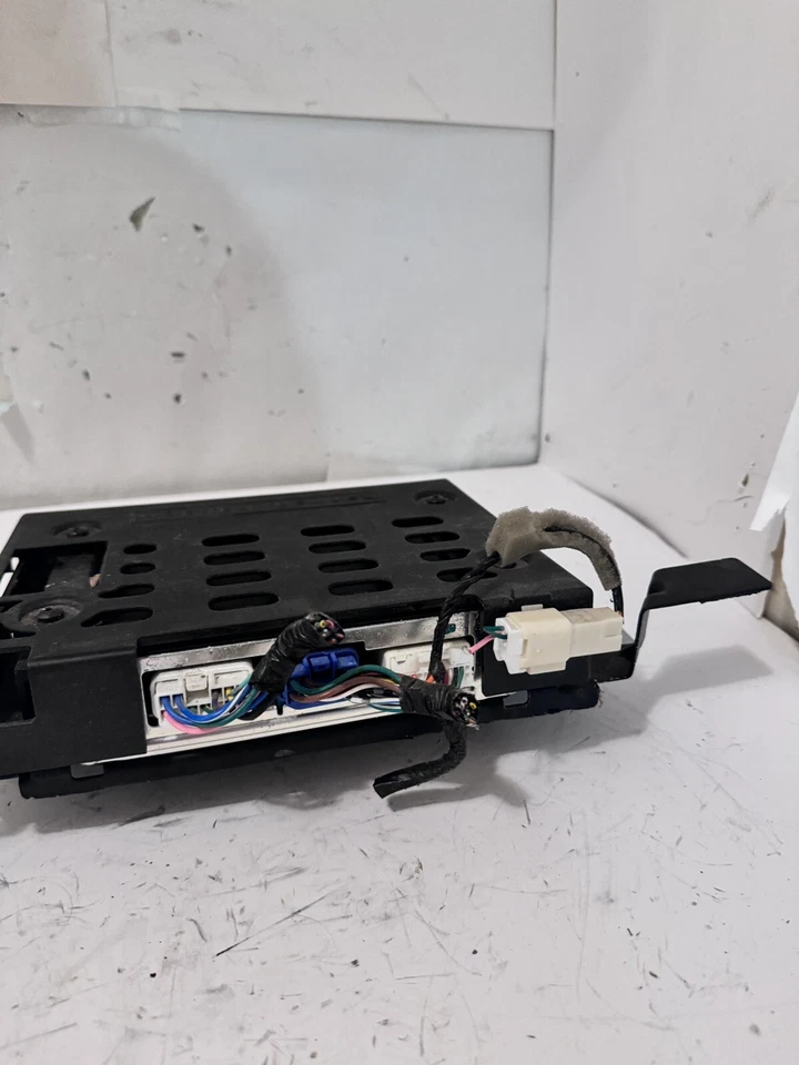 Amplificador de audio Subaru Outback 2010 OEM 86221AJ11A Foto 2 de 4