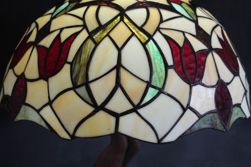 Tiffany style lamp with heavy bronze figurative base - Picture 3 of 16