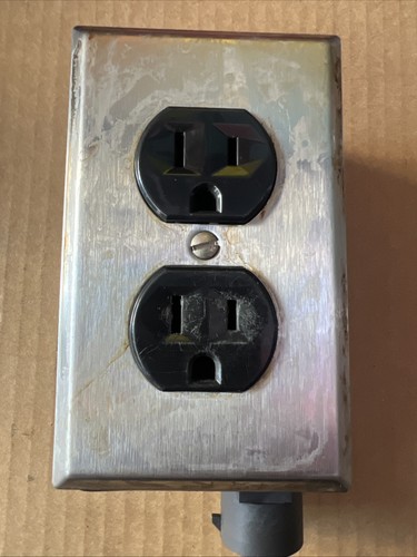 2018-2024 VOLVO VNL 760 / 860 POWER INVERTER SYSTEM RECEPTACLE BOX OEM 20396567
