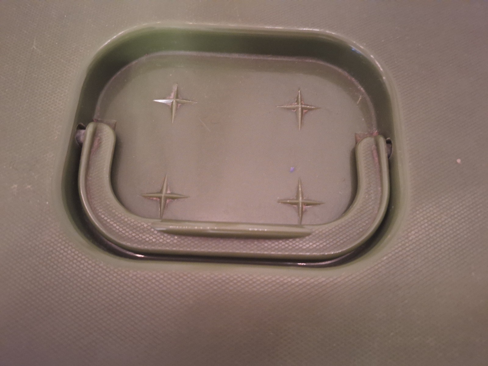 VINTAGE GREEN PLASTIC SEWING CRAFTS STORAGE BOX CASE WITH 1 TRAY AND MATERIALS 