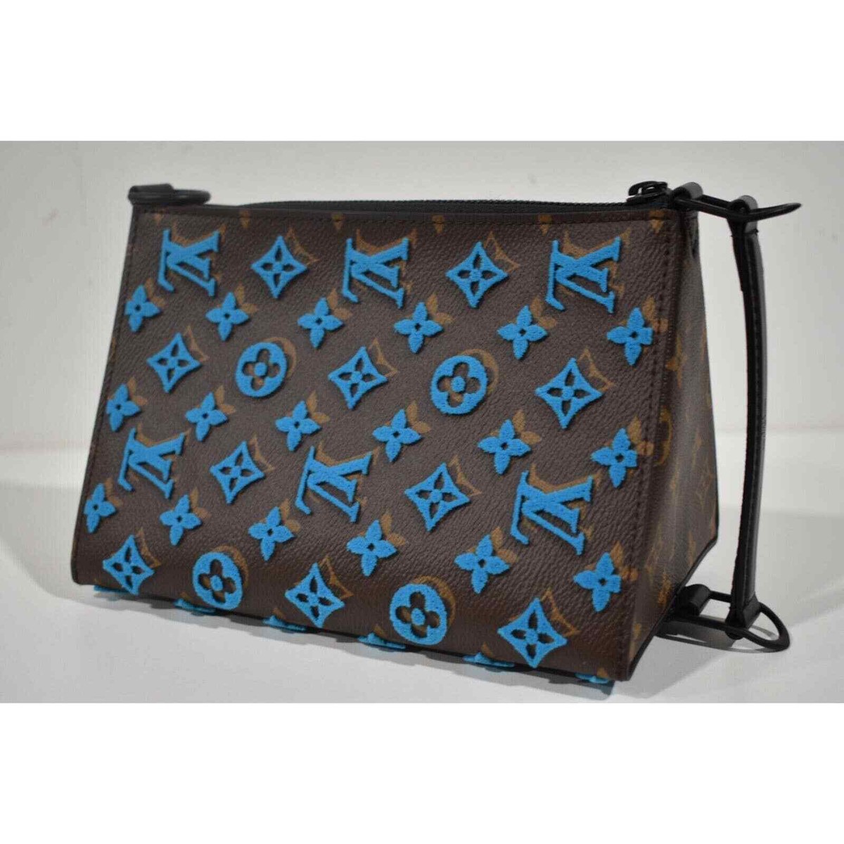 LOUIS VUITTON リバーシブルベスト Louis Vuitton Triangle Messenger Blue Tuffetage Monogram