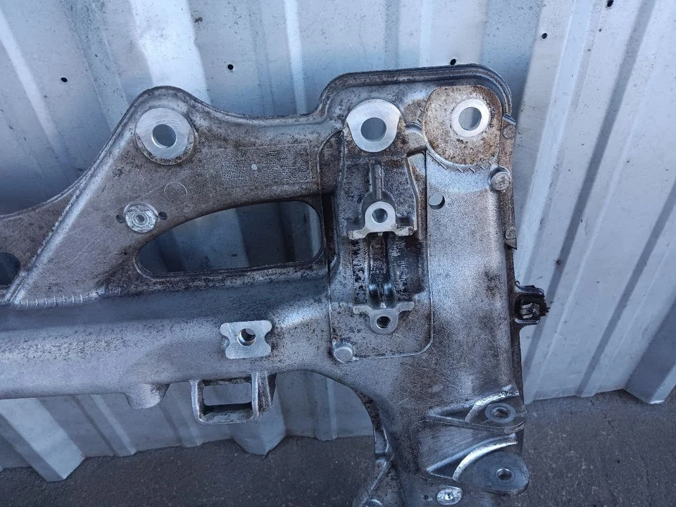 Suspensión delantera subchasis cuna travesaño 99134108116 Porsche 911 991 12-19 Foto 2 de 4