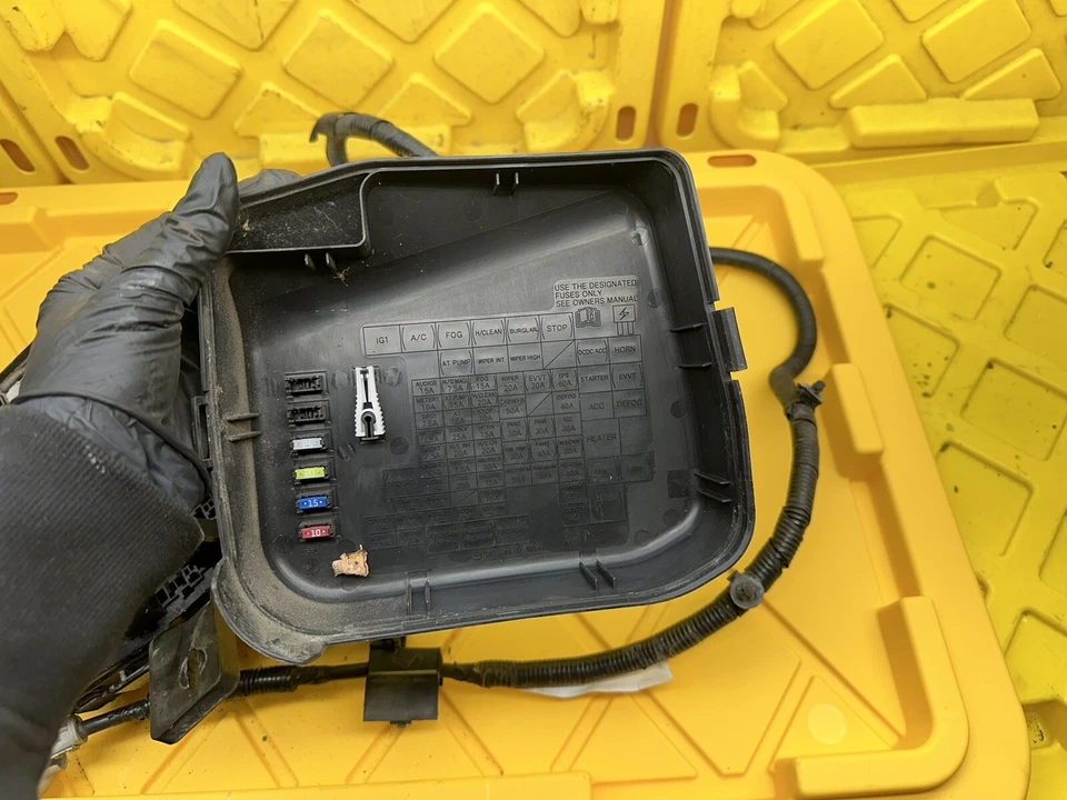 Caja de fusibles relé de motor Mazda 2004-2009 montaje módulo OEM Foto 4 de 4