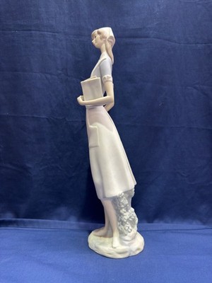 Lladro Nurse Reduced Matte #4603 Salvador Furio Retired 1991 Spain