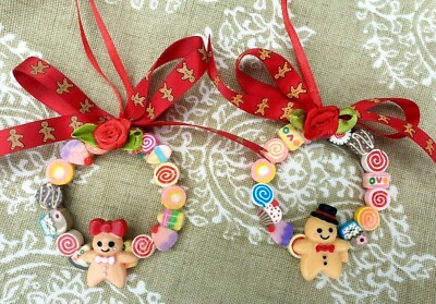 2 LEBKUCHENMÄNNERKRANZ Christbaumschmuck 10 cm. Rotes Lebkuchenband