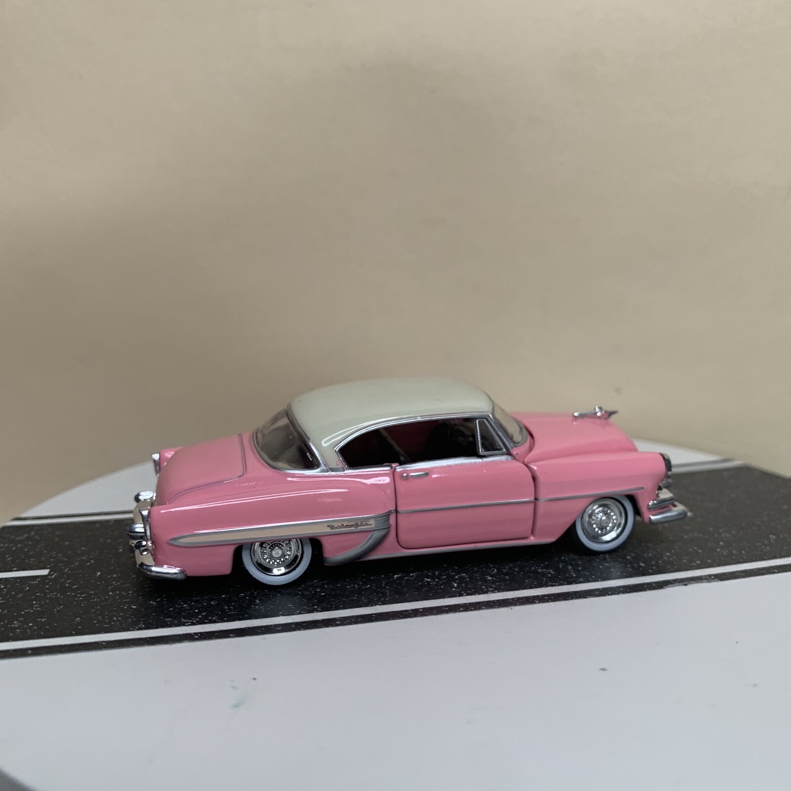 M2 Machines Auto-Thentics 1954 Chevy Bel Air 2-Door Hardtop Pink/White Roof 1:64