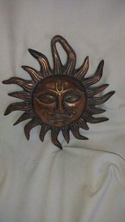 Sole in metallo colore rame arte giardino vintage.